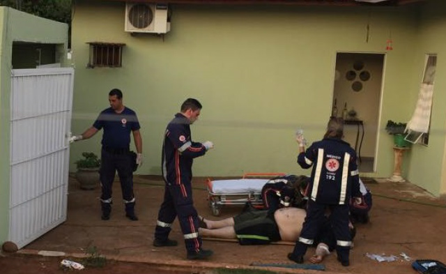 De acordo com a versão da mãe dos envolvidos, a namorada do agressor teria trancado o portão para dificultar a chegada do atendimento do SAMU que foi acionado pela vítima através de celular (Foto: Marco Campos) 