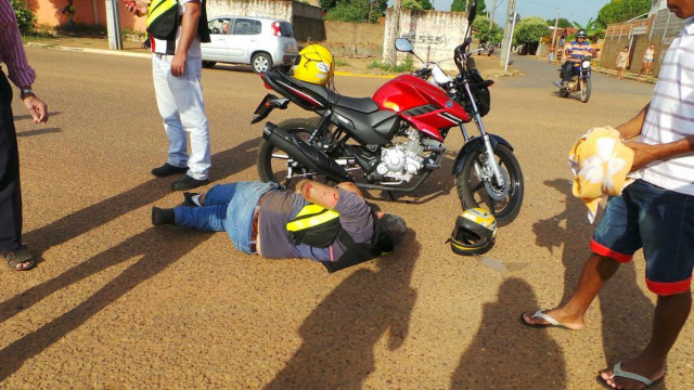 Populares ajudaram a socorrer o motociclista até chegar o resgate do SAMU. (foto: Ricardo Ojeda)