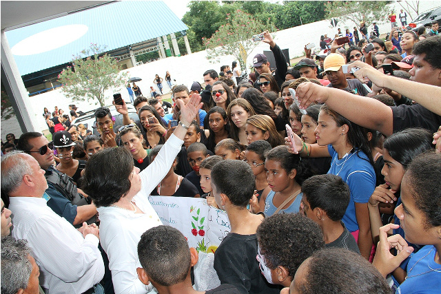 A prefeita Marcia Moura (PMDB) conversou na manhã desta sexta-feira (15) com estudantes e professores da Escola Estadual Luiz Lopes de Carvalho. (Foto: Assessoria)