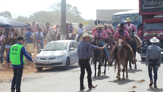 Cavalgada da Associação Cultural Sertaneja atrai 22 comitivas para Três Lagoas O prefeito Angelo Guerreiro esteve a frente dos preparativos conferindo até a ordem da largada das comitivas (Foto: Ricardo Ojeda)