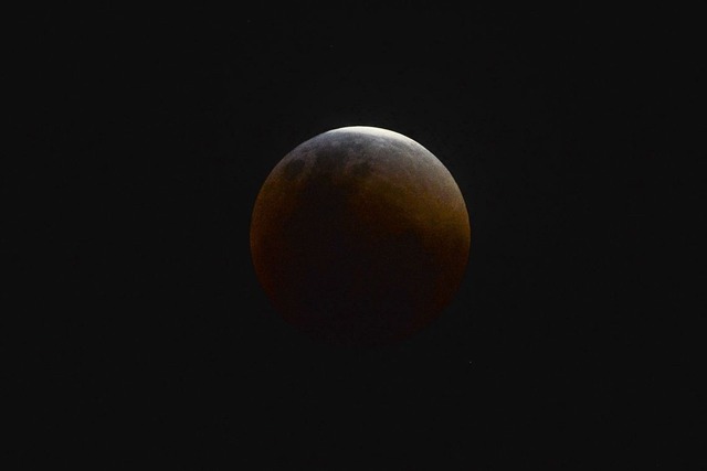 Madrugada de domingo para segunda traz 'supereclipse lunar' Marcello Casal jr/Agência Brasil