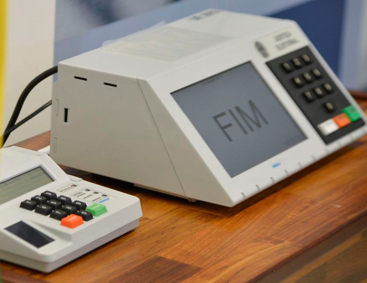 Prazo para regularizar título de eleitor termina dia 9 A participação nas eleições é facultativa apenas para analfabetos, pessoas com idade entre 16 e 18 anos ou mais de 70 anos (José Cruz/Agência Brasil).
