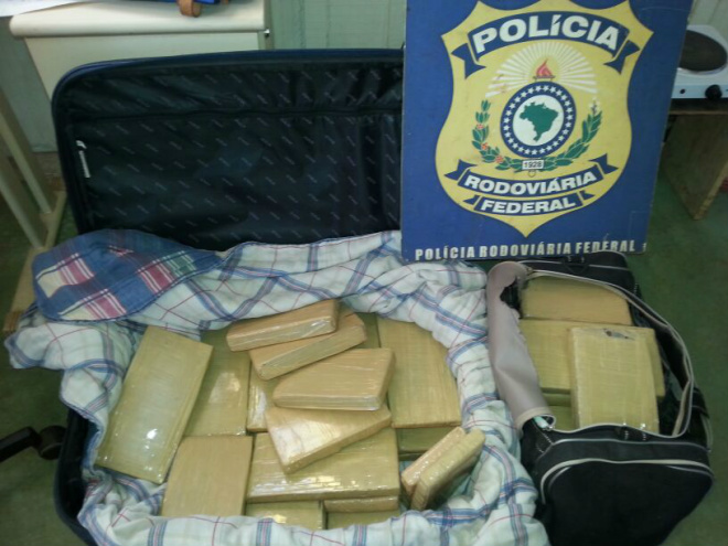 PRF apreende bagagem com 94 cápsulas de cocaína A droga foi encontrada em um ônibus com itinerário Porto Suarez x São Paulo (Foto: Divulgação/Assecom)