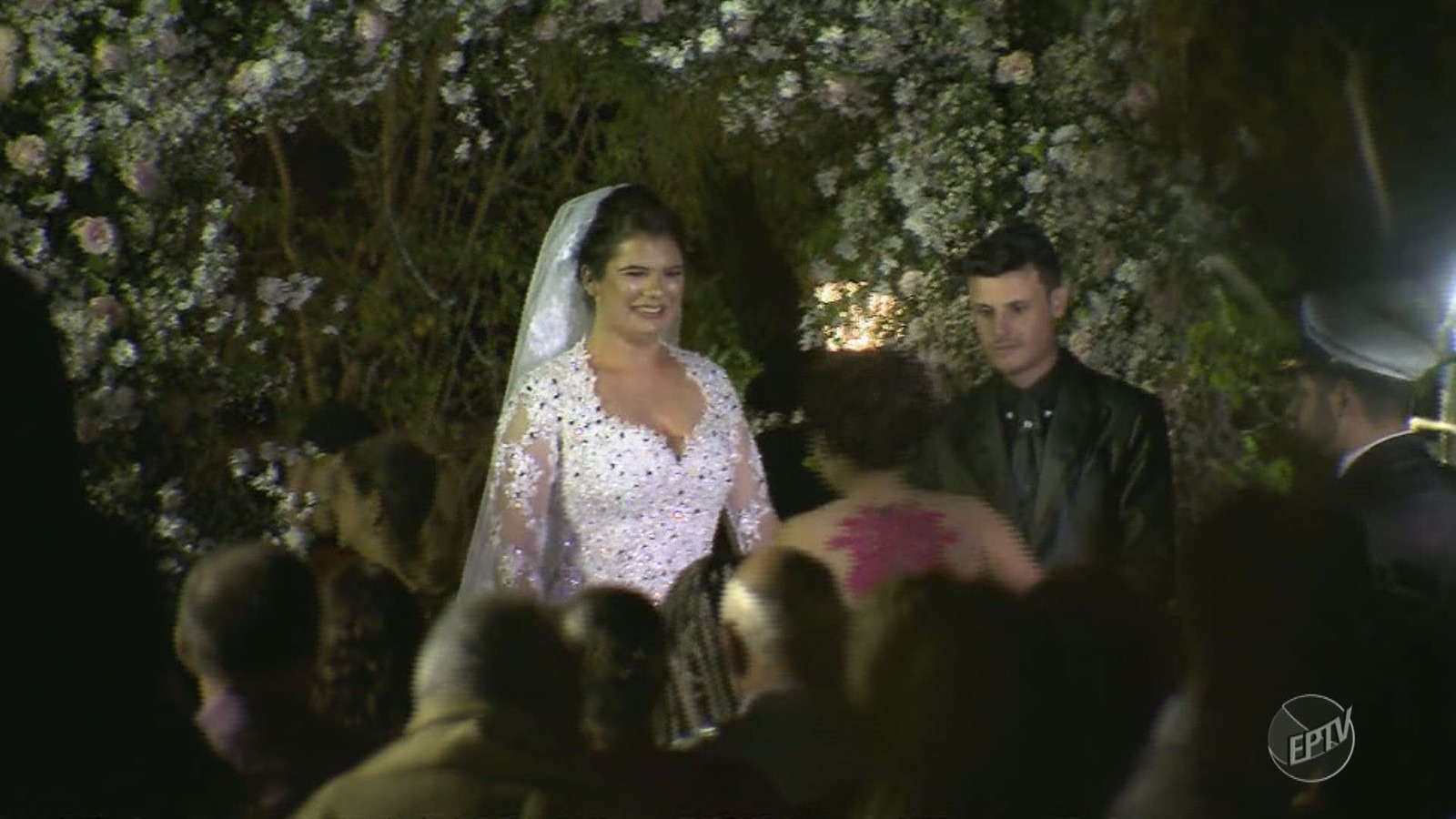Após susto da queda do helicóptero, noiva subiu ao altar em Vinhedo (SP) (Foto: Reprodução/EPTV)