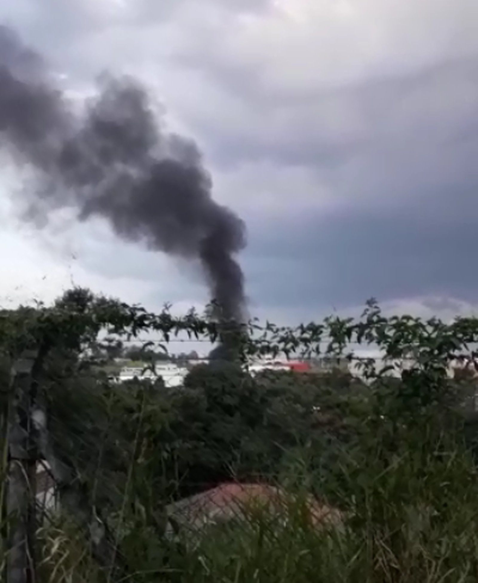 Helicóptero que transportava noiva cai e três ficam feridos Helicóptero cai em Vinhedo; PM diz que noiva estava a bordo (Foto: Zuleica Fraga)