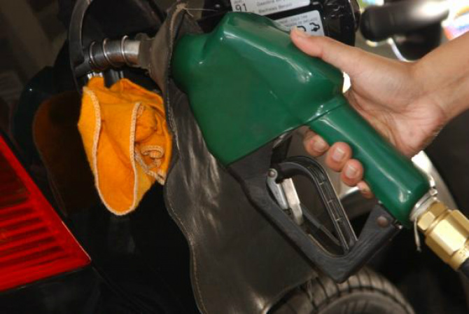 Gasolina em baixa ajuda a reduzir inflação, diz pesquisa da FGV Preços da gasolina tiveram redução de 0,33. (Imagem de arquivo/Agência Brasil)