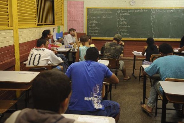 Um em cada quatro jovens vai abandonar o Ensino Médio até o final do ano Dentre outras alternativas, o estudo propõe a criação de cursos profissionalizantes, um sistema de aconselhamento e práticas esportivas e artísticas (Foto/Arquivo/Agência Brasil)