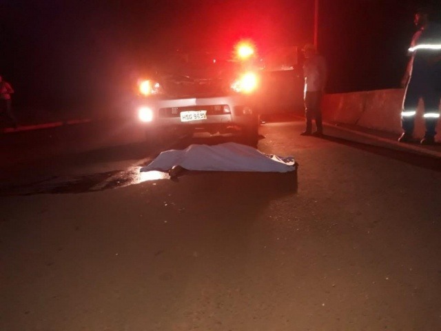 Mulher morre atropelada por camionete na rodovia MS-156 Vítima morreu ainda no local. (Foto: Antonio Coca / MS em Foco)