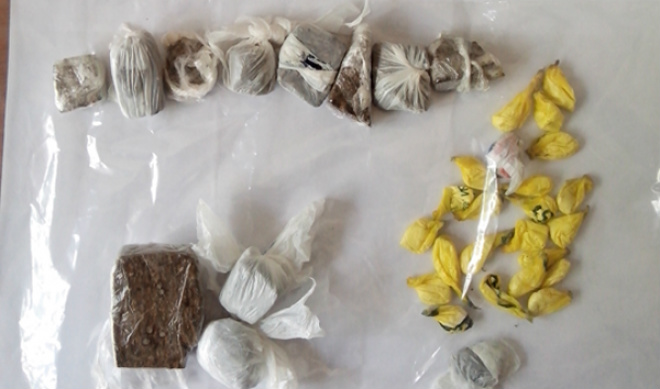 Papelotes de crack e maconha também foram encontrados no interior do presídio (Foto: Perfil News)