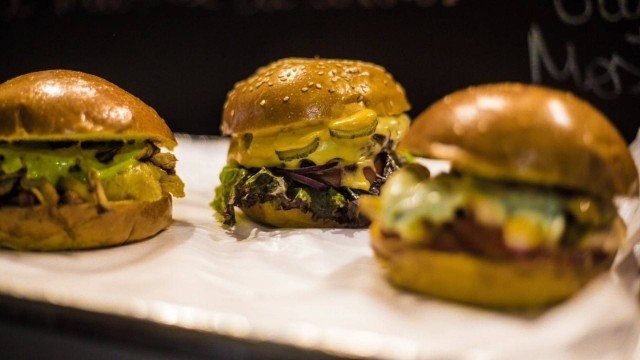 Alimentos como hamburguer, frango frito e batata frita foram considerados como 