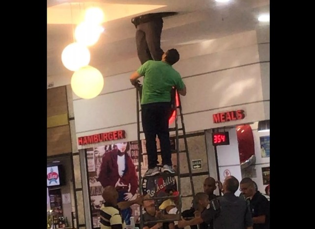 Entalado há 36h nos dutos de ar condicionado de shopping, assaltante precisa ser resgatado pela polícia Ladrão foi encontrado preso em tubulação de ar condicionado de shopping, em São Vicente (SP) — Foto: G1 Santos