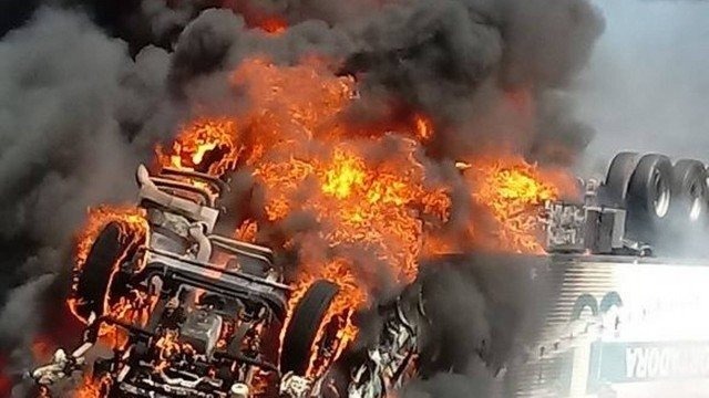 Carreta pega fogo em rodovia de Goiás e homem de 70 anos morre carbonizado Carreta que pegou fogo em Goiás Foto: WhatsApp