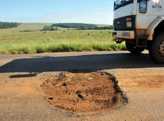 Estado vai custear manutenção de rodovias federais Para poder transitar pela BR-060, é preciso desviar dos inúmeros buracos que cobrem a pista. (Foto: Valdenir Rezende)