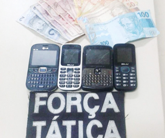 Denúncia anônima leva equipe da polícia a prender traficantes Dois homens estavam de posse de facas e faziam ameaças as pessoas que passavam pelo local (Foto: Jornal Tribuna Livre)