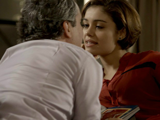 BABILÔNIA: Evandro tenta convencer Alice a largar tudo e ir para Paris Evandro não se cansa de convidar Alice para ir para Paris (Foto: TV Globo)