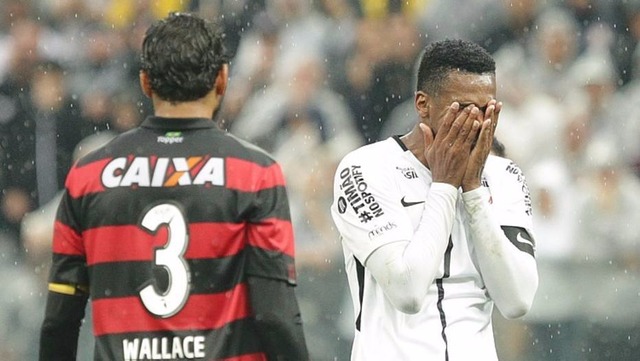 Corinthians é superado pelo Vitória e perde a primeira no Brasileirão Corinthians perde para o Vitória por 1 a 0 em casa e diz adeus à invencibilidade no Brasileirão (Foto: Daniel Teixeira/ Estadão)
