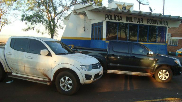 As duas caminhonetes portavam placas falsas e registro de roubo/furto (Foto: Divulgação/PM MS)