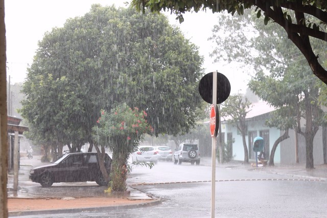 Depois da trégua no sábado, chuva voltou com bastante intensidade (Arquivo) 