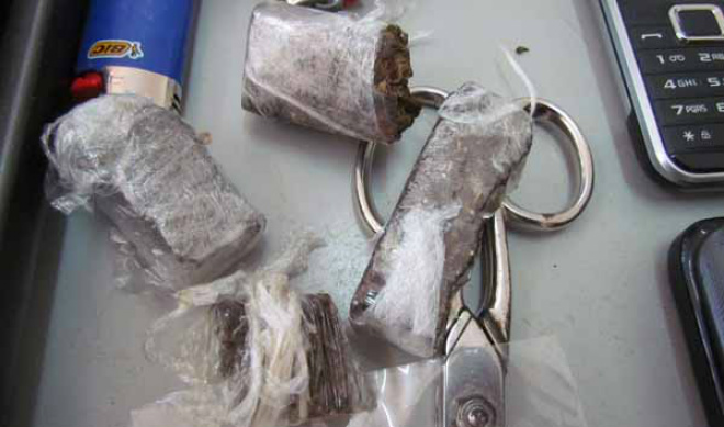 Polícia Militar prende dois homens; um por tráfico e outro por furto Os militares encontraram aproximadamente 40 gramas de maconha e cerca de 26 gramas de cocaína (Foto: Perfil News)