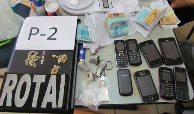 Polícia Militar prende dois homens; um por tráfico e outro por furto Os PMs encontraram ainda apetrechos usados para embalar a droga, como tesoura, sacos plásticos, fermento, uma balança de precisão, certa quantia em dinheiro e oito aparelhos celulares (Foto: Divulgação/Assecom)