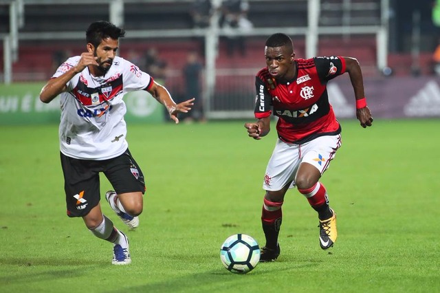 Vinicius Júnior brilha e Flamengo ganha a 1ª com Rueda no comando Vinícius Júnior brilha, marca duas vezes e Flamengo vence o Atlético-GO na Ilha do Urubu (Foto: Gilvan de Souza/ Flamengo)