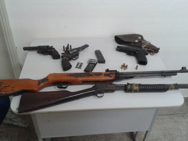 PMA e Polícia Civil prendem Ladrões de gado no Pantanal Foram apreendidas diversas armas, sendo uma pistola 9 mm, de uso restrito, com cinco munições, dois revólveres calibre 38 e uma espingarda calibre 22 (Foto: Divulgação/Assecom)