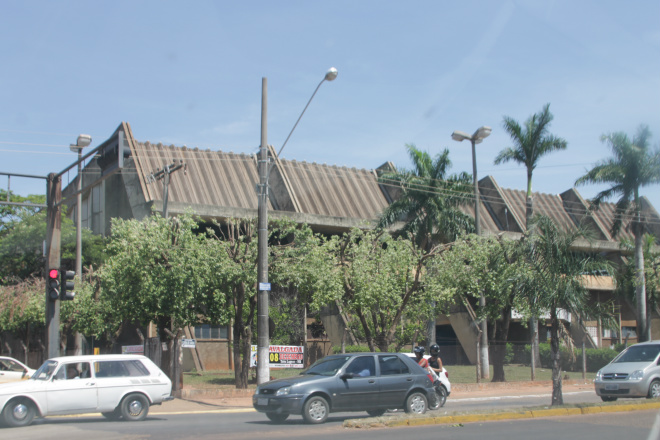 DEPOIS DE MILHÕES, UMA CIDADE FEIA Como exemplo que o articulista fala em seu artigo, o ginásio municipal de esportes embora tenha uma arquitetura magnífica, e podria ser uma atração turística, nunca recebeu uma pintura e nem um projeto paisagístico (Foto: Ricardo Ojeda)