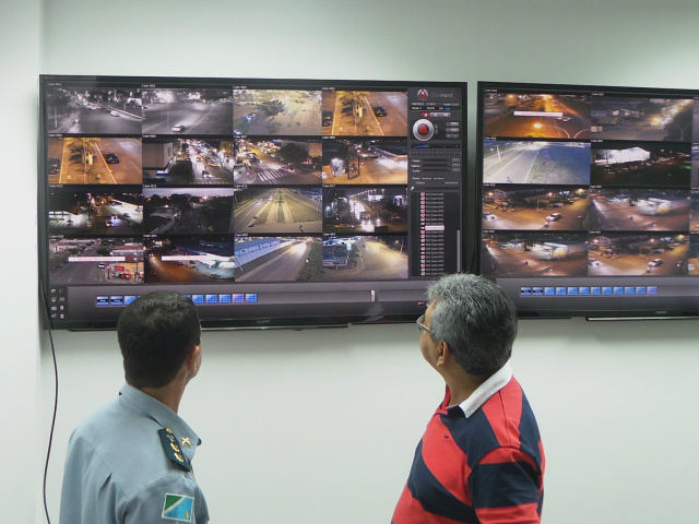 Monari explicou que o sistema dispõem de três telas Leda de 60 polegadas que vão exibir as imagens das 35 câmeras instaladas em locais estratégicos e de alta concentração de pessoas (Foto: Fábio Jorge)
