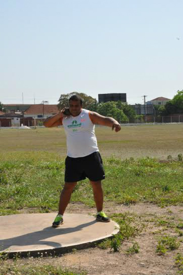 Com a marca de 17.92 Gustavo garantiu o terceiro lugar na prova de arremesso de peso no Troféu Brasil de Atletismo (Foto: Divulgação)