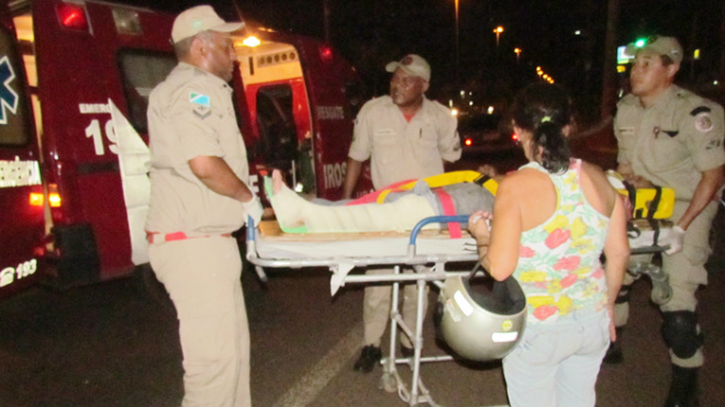 Com o impacto o motociclista caiu da moto sofrendo escoriações pelo corpo (Foto: Assecom)