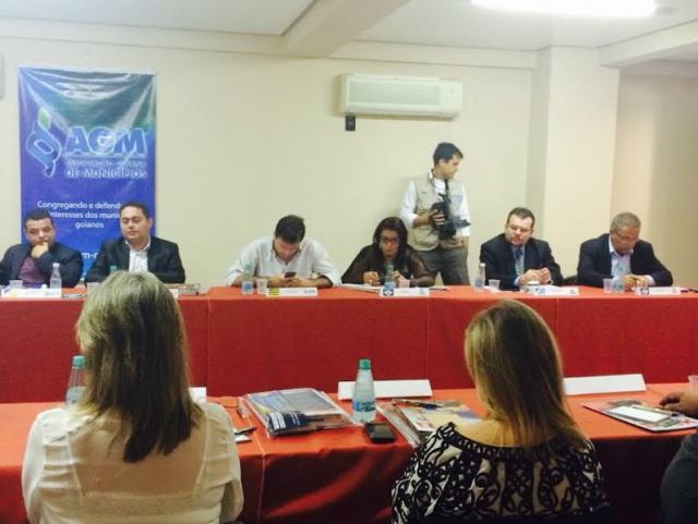 A reunião em Goiânia foi articulada pelo presidente da Associação Mato-grossense dos Municípios, Neurilan Fraga. (foto: Assessoria)