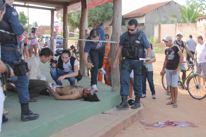 Homem é assassinado com três tiros na cabeça em Três Lagoas O homicídio ocorreu entre as ruas João Silva e Santa Branca, na Vila Haro (Foto: Ricardo Ojeda)
