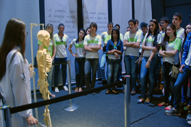 Sesi leva alunos para visitar a Exposição Human Bodies Participaram da visita alunos das escolas do Sesi de Campo Grande, Dourados, Três Lagoas e Corumbá, cada unidade enviou 40 alunos (Foto: Divulgação/Assecom)