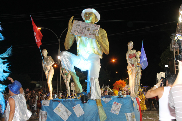 Um dos carros alegóricos da escola de samba Acadêmicos Unidos de Três Lagoas que homenageava à imprensa media mais de cinco metros de altura. (Foto: Patrícia Miranda)