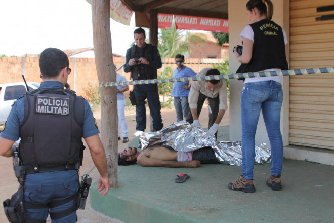 Equipe da Perícia Técnica da Polícia Civil fizeram os levantamentos técnicos e liberaram o corpo para ser levado ao IML de Três Lagoas (Fotos: Ricardo Ojeda)
