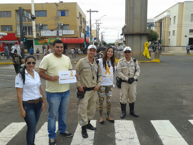 Secretaria de Trânsito realiza blitz educativa na área central do Município Durante a blitz os motoristas, motociclistas e pedestres que passaram pelo local receberam lixo car e panfletos (foto: Divulgação)