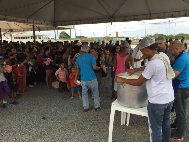 Brasil já recebeu 1,1 milhão de imigrantes e 7 mil refugiados Imigrantes atendidos pela Operação Acolhida recebem comida em Boa Vista - Victor Ribeiro/Radiojornalismo EBC