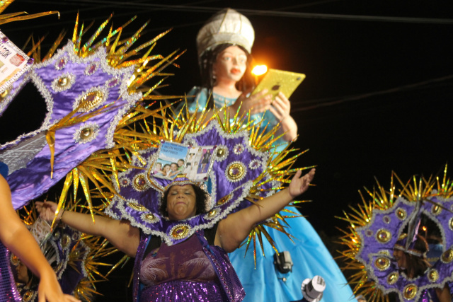 Uma das alas representadas foi a das baianas, aliada à informação. (Foto: Patrícia Miranda) 