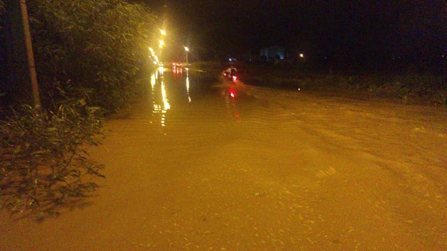 Chuva forte causa alagamentos e transtornos em vários bairros de Três Lagoas Na Rua Amilcar Congro Bastos, próximo ao piscinão: caos. Foto enviada por morador.