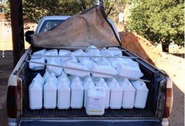 Homem é preso transportando agrotóxico contrabandeado do Paraguai Ao ser contabilizados os galões somaram 500 litros de Clethodym (Foto: PMA / Divulgação)