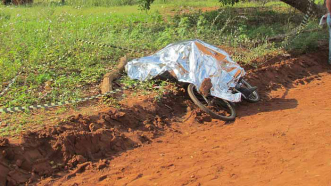 O corpo foi encontrado na Rua Jornalista Ferreira de Melo, Bairro Jardim Caçula, em Três Lagoas (Foto: Perfil News)