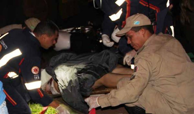 A garupa da moto, A.O.S, de 30 anos caiu ao chão sofrendo uma fratura exposta no braço (Foto: Perfil News)