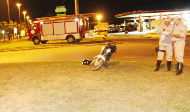 Batida de moto em carreta deixa mulher com fratura exposta em Três Lagoas A.G.L pilotava uma moto, Titan, quando colidiu na lateral de uma carreta de carga (Foto: Perfil News)