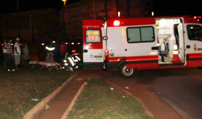 Batida de moto em carreta deixa mulher com fratura exposta em Três Lagoas A vítima foi socorrida por equipes do Samu e Corpo de Bombeiros (Foto: Perfil News)