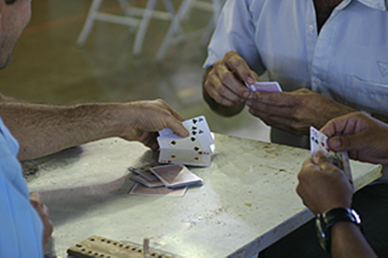 Durante as partidas é comum os jogadores gritarem para instigar os adversários e até o uso do blefe vale (Foto: Google)