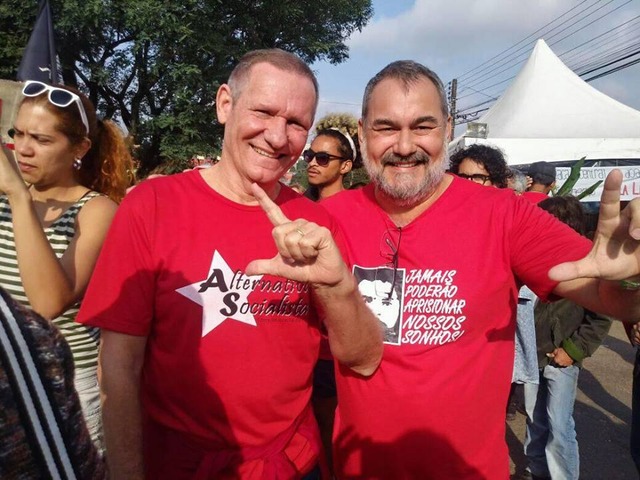 Militante junto do pré-candidato Humberto Amaducci, em vigília pró-Lula - Foto: Reprodução / Facebook