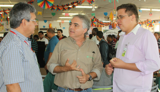 Durante visita à Eldorado e sempre acompanhado pelo engenheiro, Antonio Di Pasquale,  Gerente Geral do Projeto Eldorado, a reportagem conversou com o ex-garçom, Renato Almeida Leite, que procurou qualificar-se e, hoje, ocupa o cargo de assistente de Manutenção Elétrica na empresa (Foto: Patrícia Miranda)  