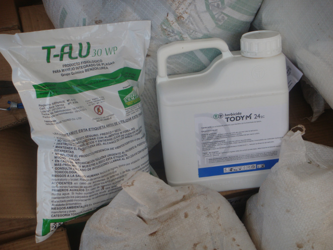 PMA autua responsável por carga de agrotóxico apreendida pela PRF Ele havia se responsabilizado pelos 860 litros de agrotóxicos, além de diversas embalagens do produto em pó das marcas T-ALU 30WP, ZURON 78WP E BEN 30, material advindo do Paraguai (Foto: Divulgação/PMA)