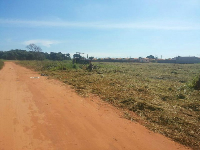 Trabalho sendo realizado em terreno. (Foto:Arquivo/ Assessoria)