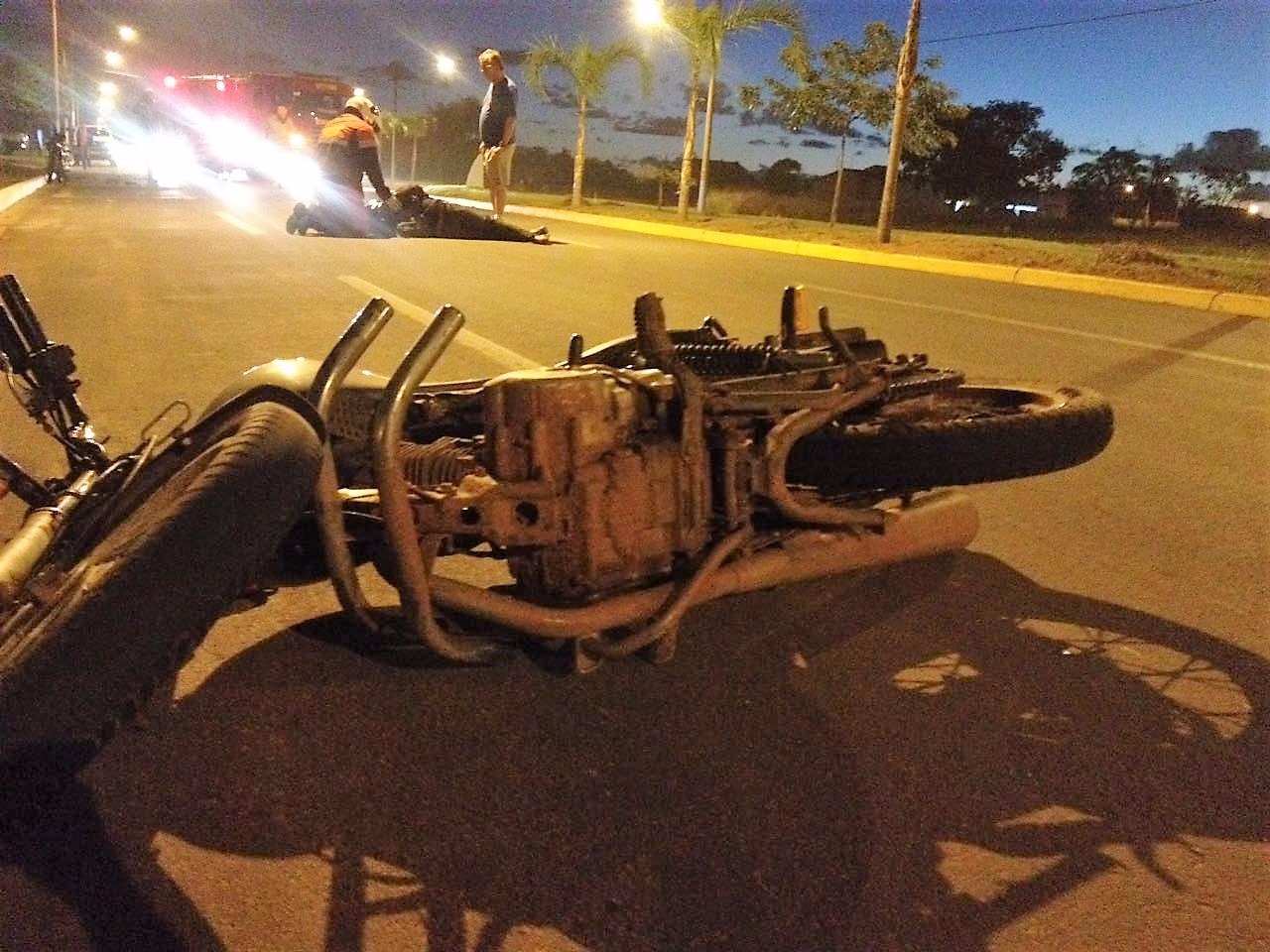 Acidente entre duas motos deixa um ferido na Filinto Muller Vítima foi socorrida pelo Samu e Corpo de Bombeiros. (Foto: Lucas Gustavo - Perfil News).
